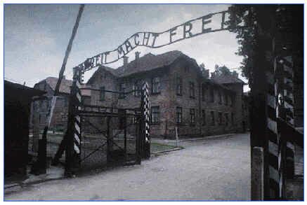 Le camp de concentration d'Auschwitz : "Arbeit Macht Freif" (le travail libre), tel tait le slogan cynique en lettres de fer forg qui accueillait les dports  leur arrive au camp.