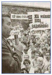 Lech Walesa lors d'un  meeting. Sur l'une des banderoles, on lit : "Pas de libert sans Dieu et sans "Solidarit" ".